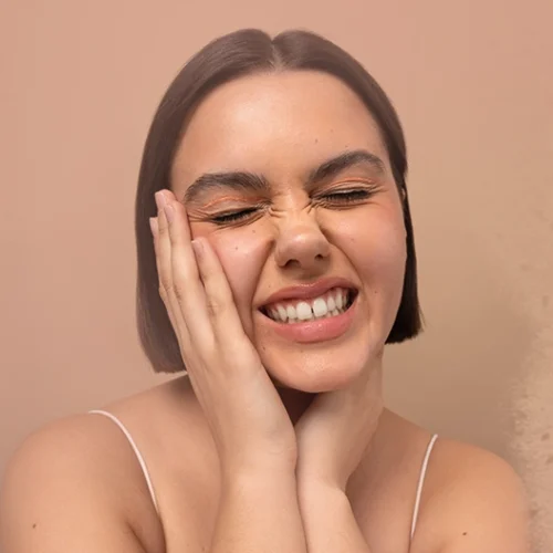 Pelle che tira? Le cause e 3 rimedi naturali per il tuo viso